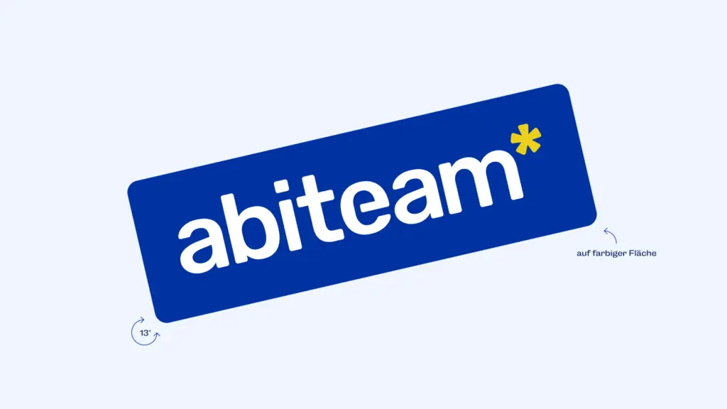 Neues abiteam*-Logo auf hellblauem Hintergrund: weißer Schriftzug auf blauer, leicht geneigter Fläche mit gelbem Asterisk – mit Hinweis „auf farbiger Fläche" und 13°-Rotation als Designmerkmal.