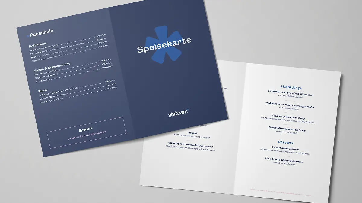 Geöffnete und geschlossene Speisekarte im abiteam*-Corporate Design: dunkelblaues Cover mit Asterisk-Icon und Schriftzug „Speisekarte", innen strukturierte Menüseite mit Getränke- und Speiseangebot.