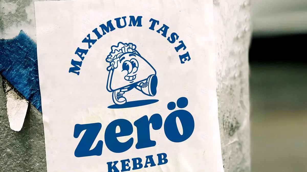 Zerö Kebab Sticker mit Maskottchen und dem Slogan „Maximum Taste", an einer Wand geklebt – als authentisches Guerilla-Marketing-Element im urbanen Berliner Stadtbild.