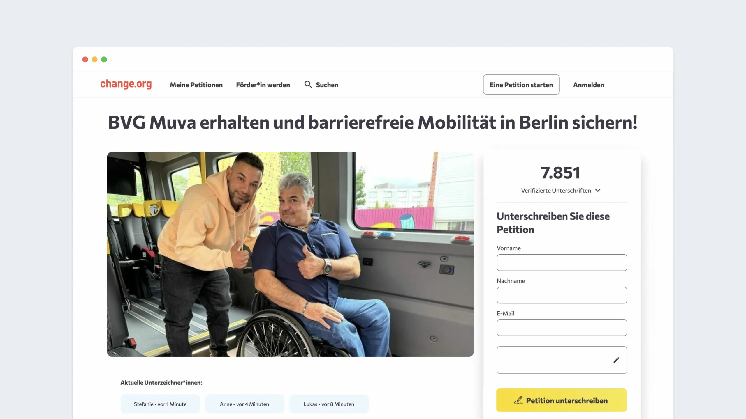 Ein Screenshot zeigt unsere erfolgreiche Online-Petition auf change.org zur Rettung des BVG Muva. Unter der Überschrift für barrierefreie Mobilität freuen sich zwei Männer, der BVG Muva Fahrer und ein Mann im Rollstuhl, im Inneren des BVG Muva Busses. Das digitale Formular verzeichnet bereits fast achttausend Unterschriften und demonstriert unsere Expertise im digitalen Marketing sowie im Community Building.