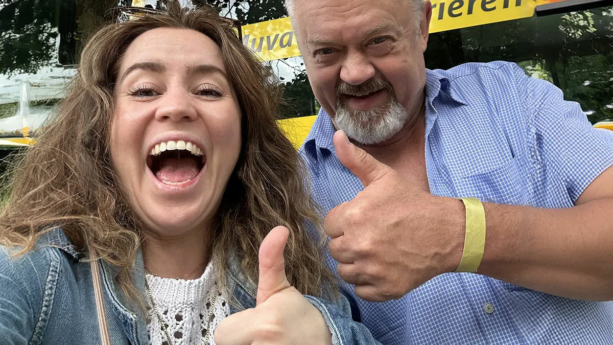 Foto von Franziska vom jut-so Team und BVG Muva Fahrer Witali vor dem BVG Muva Bus, beide lachen und geben sichtbares „Daumen hoch“ beim Event. Die Aufnahme steht für Community-Ansprache, Event-Management und unseren Einsatz für barrierefreie Mobilität in Berlin.