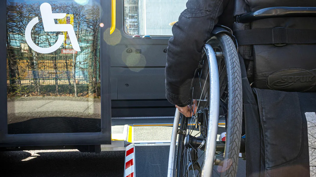 Barrierefreier BVG Muva-Einstieg: Rollstuhl vor dem Fahrzeug, Fokus auf unterstützter Mobilität für Menschen mit Mobilitätseinschränkungen.