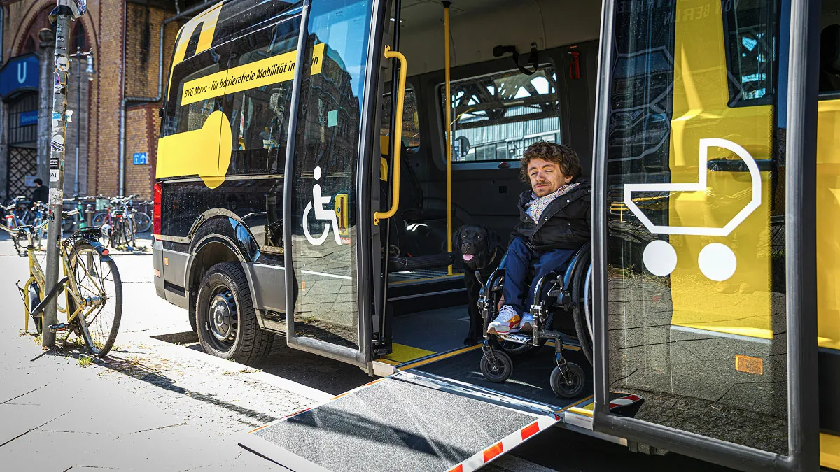 BVG Muva besitzt eine Rampe am Eingang; ein Rollstuhlfahrer fährt diese Problemlos hinunter und zeigt wie barrierefreie Mobilität im Alltag aussehen kann..