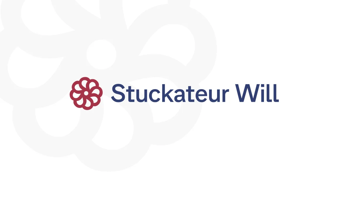 Logo von Stuckateur Will: Dunkelblauer Schriftzug mit einem stilisierten Blüten-Icon in Raspberry-Rot auf hellem Hintergrund.